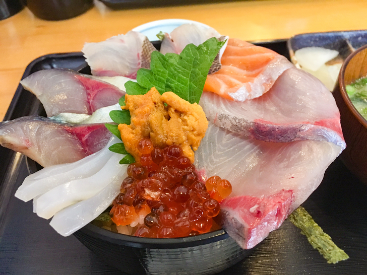 【薬院ランチ】「魚けん 薬院店」日替わりお魚定食が美味い！： 海鮮丼（990円）
