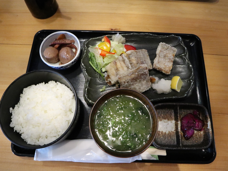 【薬院】日替わりお魚定食が美味い！「魚けん 薬院店」グルメレポート：太刀魚の唐揚げ定食（日替わり）750円