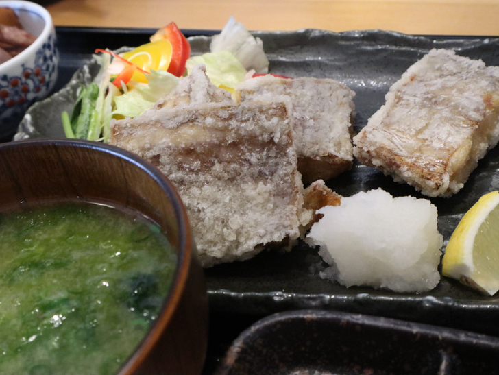 【薬院】日替わりお魚定食が美味い！「魚けん 薬院店」グルメレポート：太刀魚の唐揚げ（アップ）