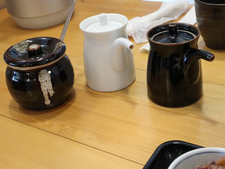 【薬院】日替わりお魚定食が美味い！「魚けん 薬院店」グルメレポート：タレは3種類常備。左から「ごまだれ」「ポン酢」「刺身醤油」