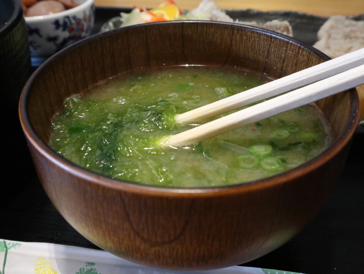 【薬院】日替わりお魚定食が美味い！「魚けん 薬院店」グルメレポート：アオサがたくさん入った味噌汁