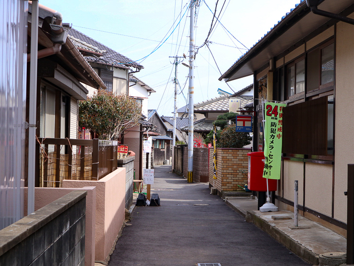 島民328人に対し「猫民100匹」！「相島（あいのしま）」に行ってきた：郵便局がある通り