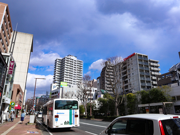 オシャレで趣のある街並み「警固交差点～大濠公園近く」までを散歩：国体道路（HottoMottoがあるところらへん）と青空
