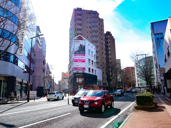 オシャレで趣のある街並み「警固交差点～大濠公園近く」までを散歩：Y字路