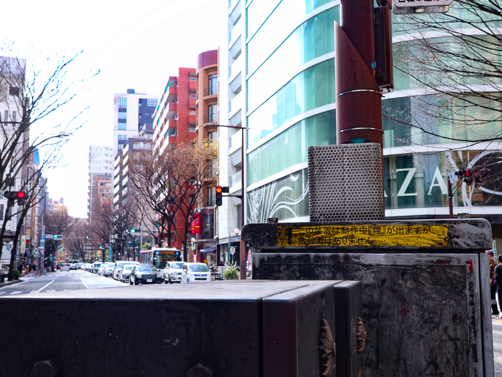 オシャレで趣のある街並み「警固交差点～大濠公園近く」までを散歩：やたら汚れている制御盤