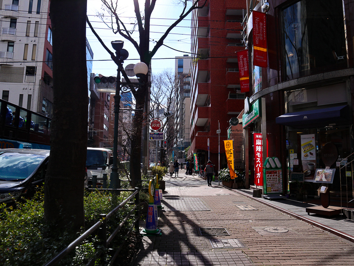 オシャレで趣のある街並み「警固交差点～大濠公園近く」までを散歩：「ヌワラエリヤ」前の歩道