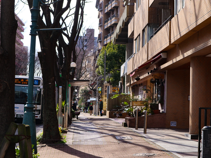 オシャレで趣のある街並み「警固交差点～大濠公園近く」までを散歩：警固町バス停付近