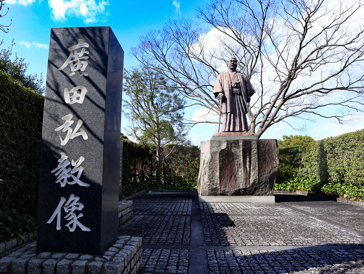 オシャレで趣のある街並み「警固交差点～大濠公園近く」までを散歩：広田弘毅銅像