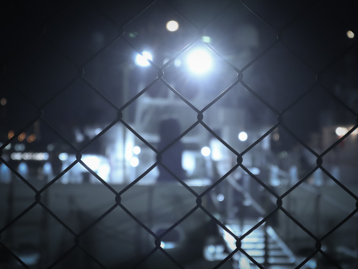 癒される異空間「深夜の須崎ふ頭」を散歩：フェンス越しの船