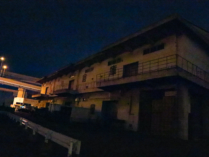 癒される異空間「深夜の須崎ふ頭」を散歩：最初のとはまた別の倉庫