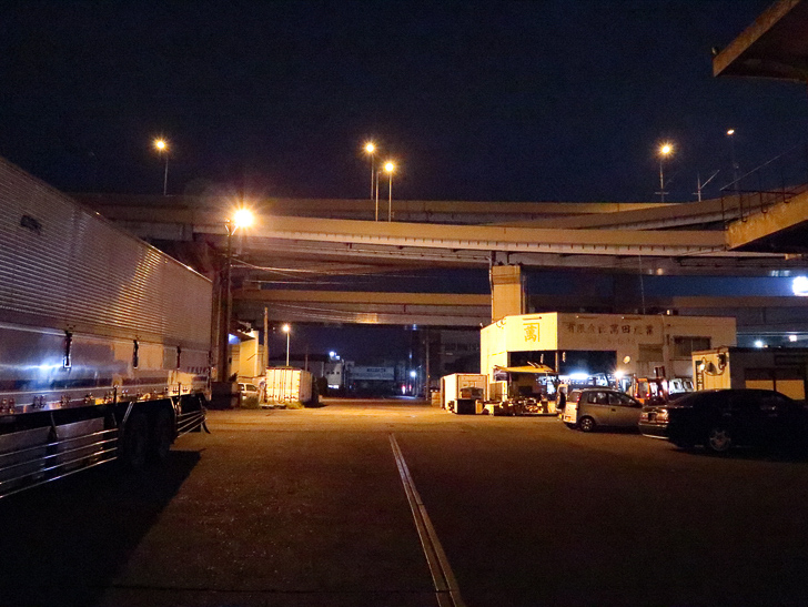 癒される異空間「深夜の須崎ふ頭」を散歩：高架下に近づいてきた。右下の建物ではまだ人が働いている。