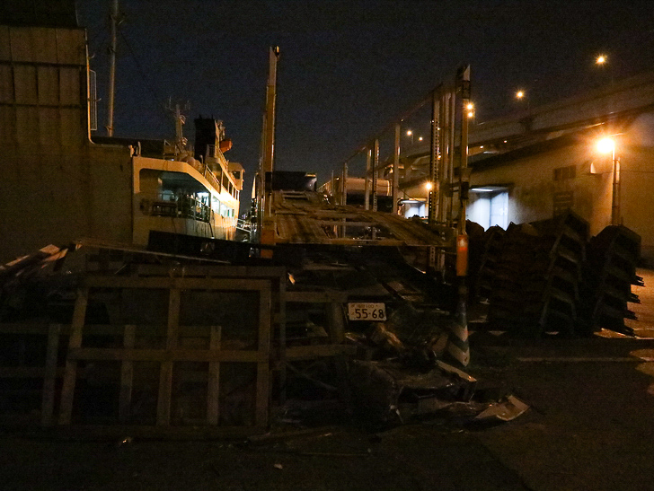 癒される異空間「深夜の須崎ふ頭」を散歩：廃材？