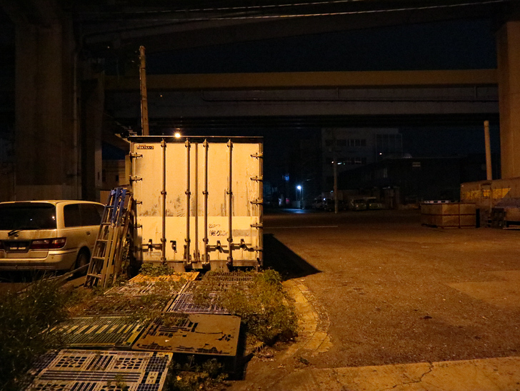 癒される異空間「深夜の須崎ふ頭」を散歩：この辺は明るい