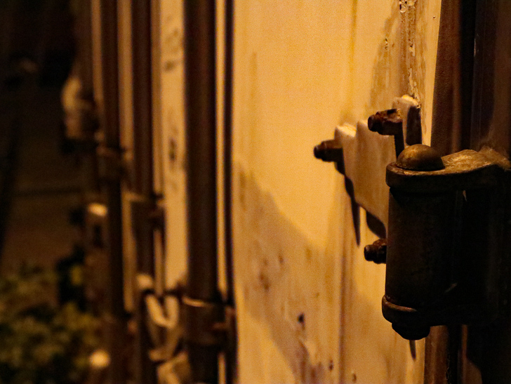 癒される異空間「深夜の須崎ふ頭」を散歩：コンテナのヒンジ