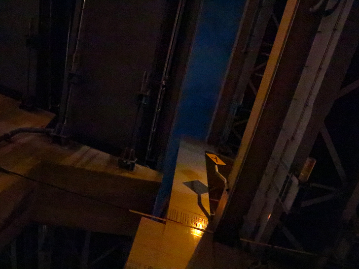 癒される異空間「深夜の須崎ふ頭」を散歩：見上げた時の、隙間から空が見えるのもそそられる