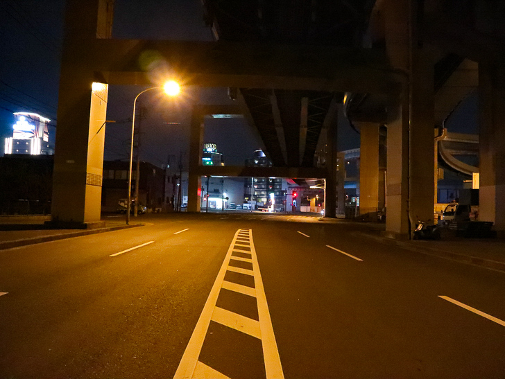 癒される異空間「深夜の須崎ふ頭」を散歩：ちょっと先にはホテル街がある