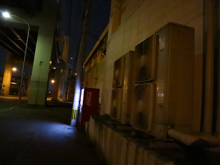 癒される異空間「深夜の須崎ふ頭」を散歩：室外機と自販機