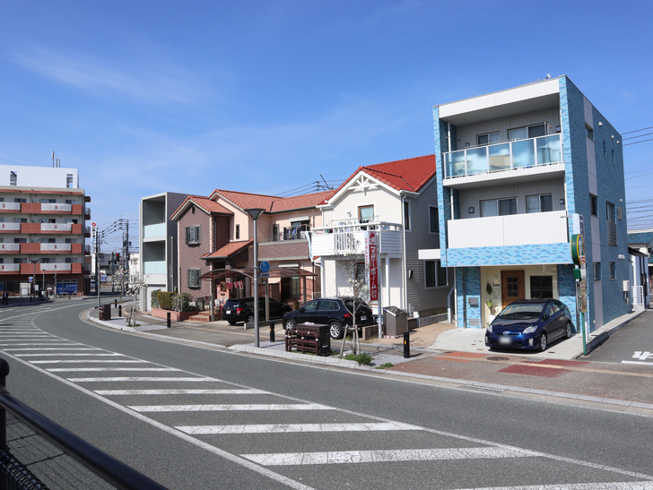 【福岡市東区】晴れた青空が似合う「名島駅」の周辺写真：とても可愛らしい建物が並んでいる