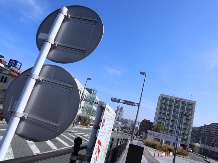 【福岡市東区】晴れた青空が似合う「名島駅」の周辺写真：道路標識と交差点
