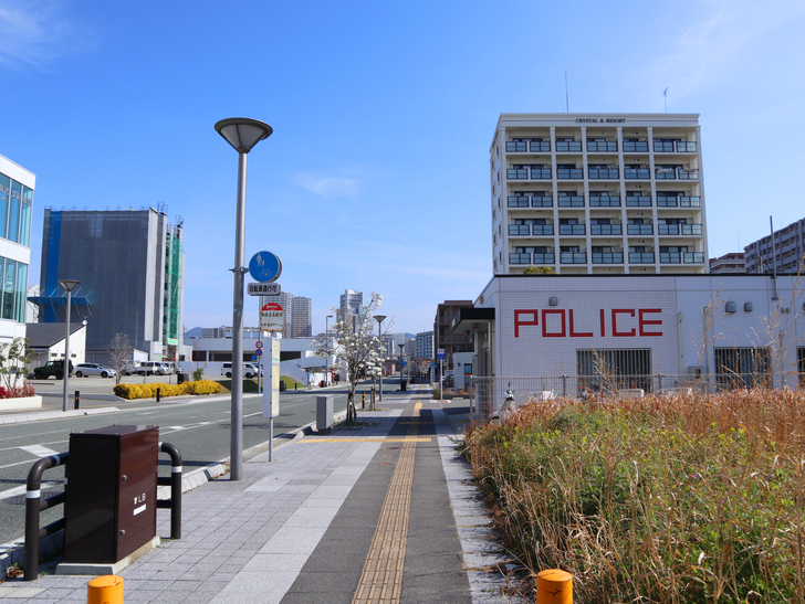 【福岡市東区】晴れた青空が似合う「名島駅」の周辺写真：「POLICE」の字体が独特な交番