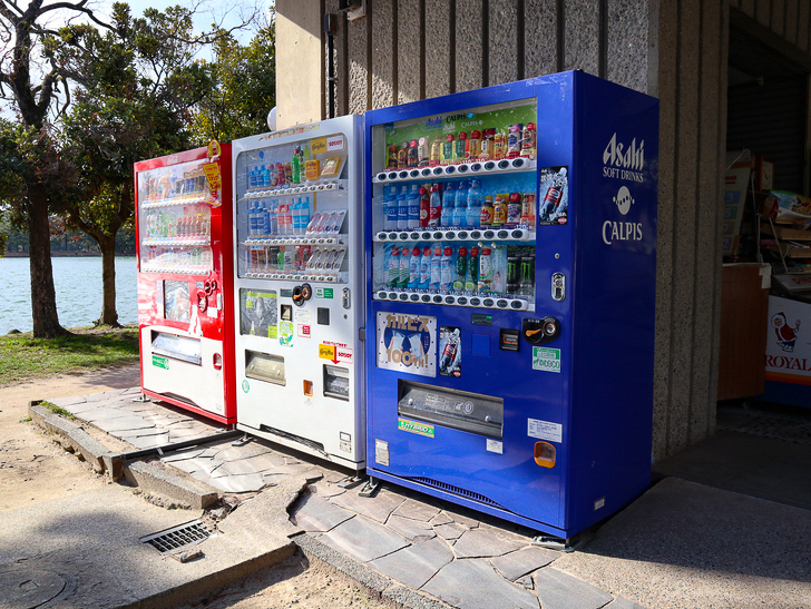大きな池越しの都会「大濠公園」をまったり散歩：今日の自販機