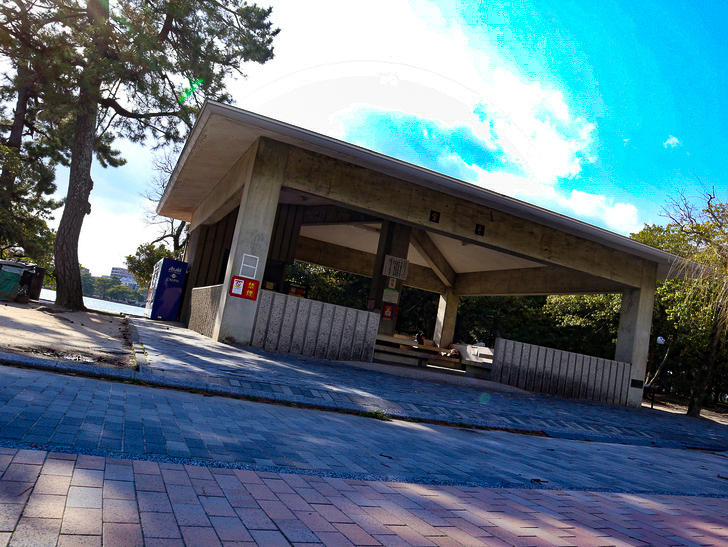 大きな池越しの都会「大濠公園」をまったり散歩：売店があるスペース