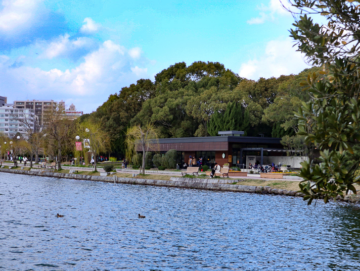 大きな池越しの都会「大濠公園」をまったり散歩：スターバックス