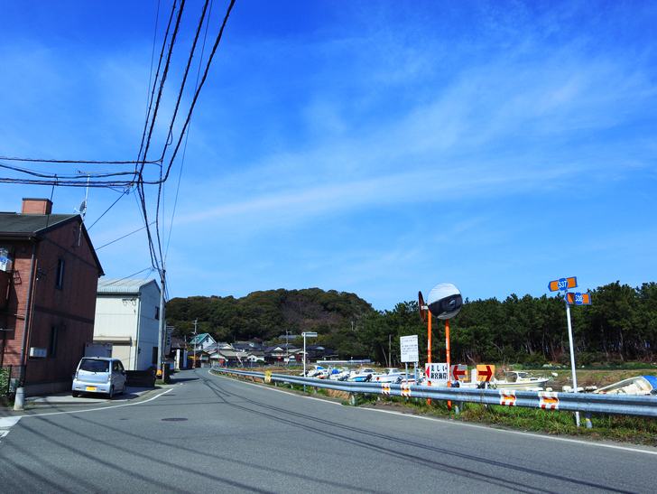 「西鉄新宮駅～相島渡船新宮待合所」までの徒歩ルートが絶景だった：湊川沿いの道路