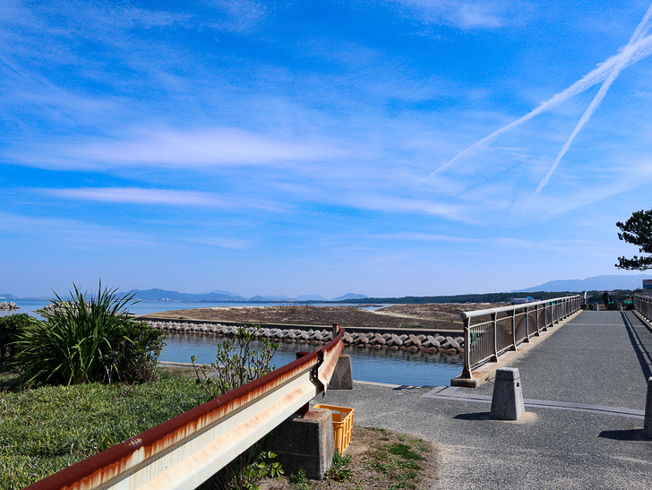 「西鉄新宮駅～相島渡船新宮待合所」までの徒歩ルートが絶景だった：錆びたガードレールと青空