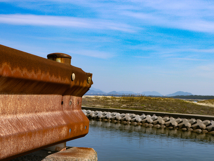 「西鉄新宮駅～相島渡船新宮待合所」までの徒歩ルートが絶景だった：錆びたガードレール、海、青空