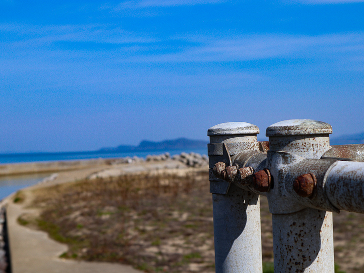 「西鉄新宮駅～相島渡船新宮待合所」までの徒歩ルートが絶景だった：ガードと青い空・海