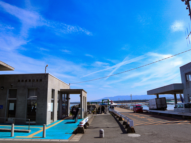 「西鉄新宮駅～相島渡船新宮待合所」までの徒歩ルートが絶景だった：相島渡船新宮待合所（左の建物）