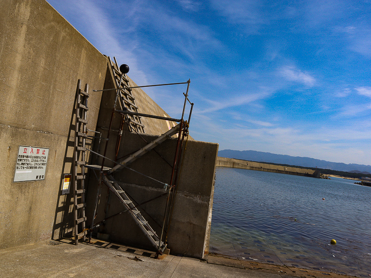 「西鉄新宮駅～相島渡船新宮待合所」までの徒歩ルートが絶景だった：防波堤に上る為の足場