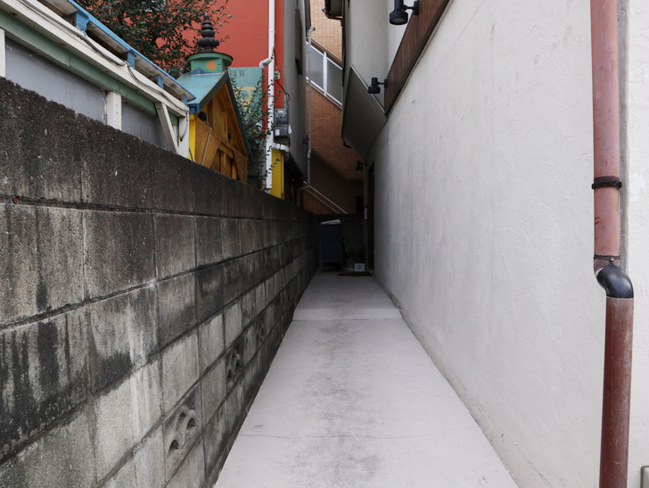 【警固】牛さがりとハンバーグで1,000円？！「けご鉄板 タナてつ」グルメレポート：入り口までの道