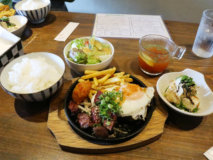 【警固】牛さがりとハンバーグで1,000円？！「けご鉄板 タナてつ」グルメレポート：牛サガリステーキ60g ＆ ハンバーグ定食 1,000円