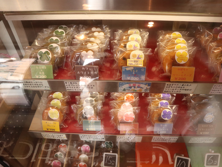 【薬院】可愛くて優しい焼きドーナツ屋さん「よつばドーナツ」グルメレポート：陳列された焼きドーナツ（反射で見えづらいので、“雰囲気”だけ楽しんでください・・・申し訳ない）