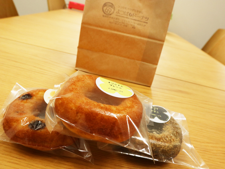 【薬院】可愛くて優しい焼きドーナツ屋さん「よつばドーナツ」グルメレポート：左下「くるみ＆レーズン」、中央「オリジナルプレーン」、右下「黒ゴマ×きな粉」