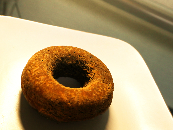 【薬院】可愛くて優しい焼きドーナツ屋さん「よつばドーナツ」グルメレポート：黒ごま×きな粉（180円）