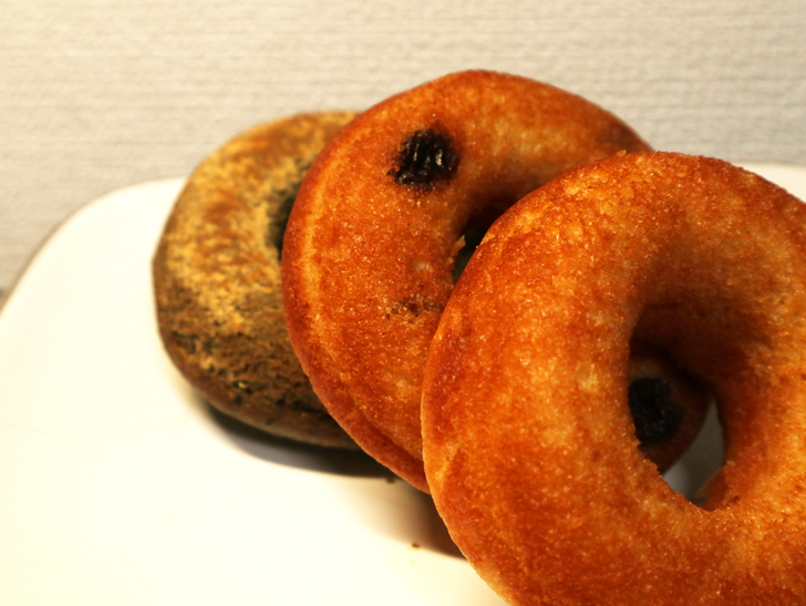 【薬院】可愛くて優しい焼きドーナツ屋さん「よつばドーナツ」グルメレポート：手前から「オリジナルプレーン」「くるみ&レーズン」「黒ごま×きな粉」