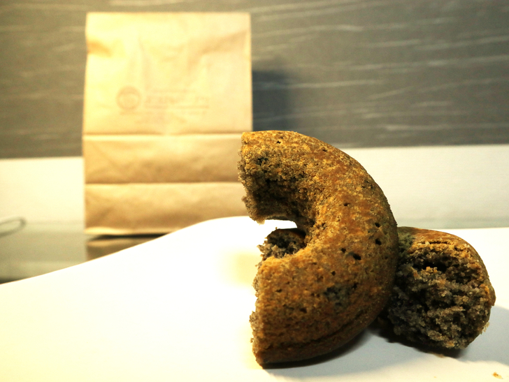 【薬院】可愛くて優しい焼きドーナツ屋さん「よつばドーナツ」グルメレポート：黒ごま×きな粉：断面