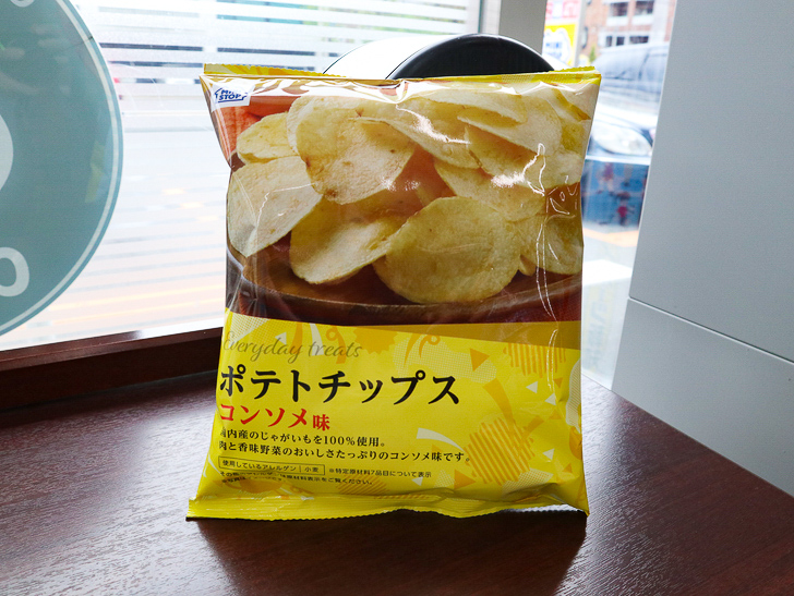 【南区大楠2丁目】静かな並木道をゆったり散歩：パフェを待つ間、購入したポテチを撮影