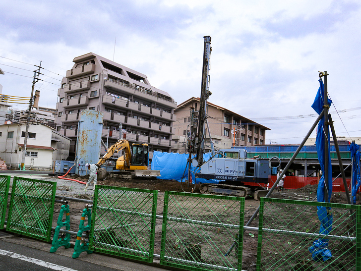 【南区大楠2丁目】静かな並木道をゆったり散歩：工事現場