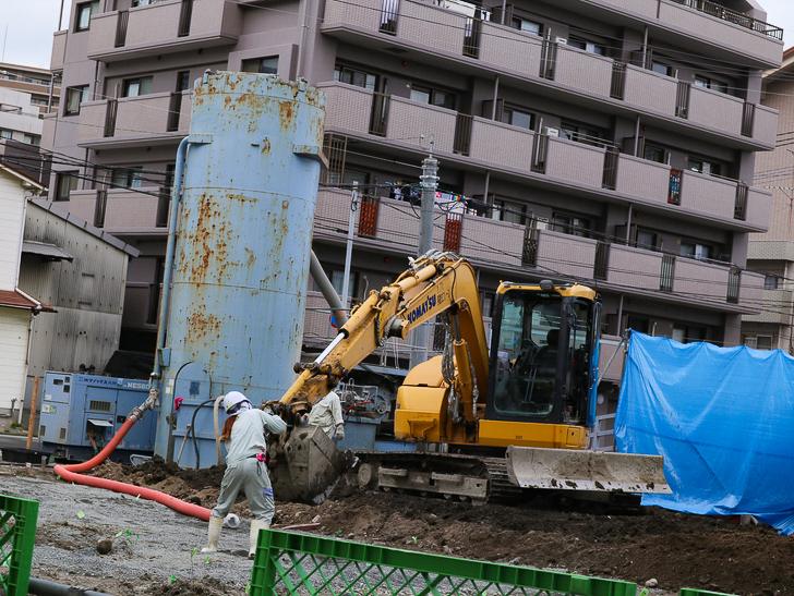 【南区大楠2丁目】静かな並木道をゆったり散歩：クレーンと、クレーンの何かを調整？してる女性