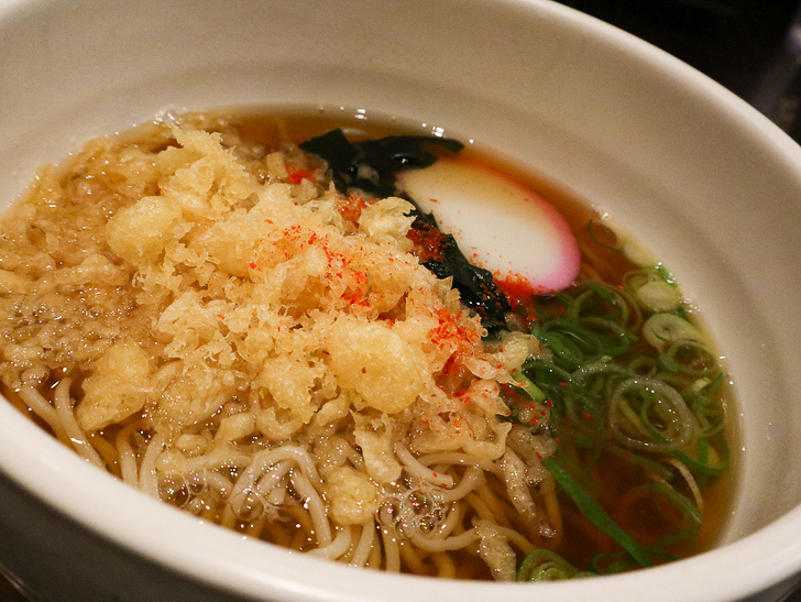 温蕎麦：天かすと一味を投入