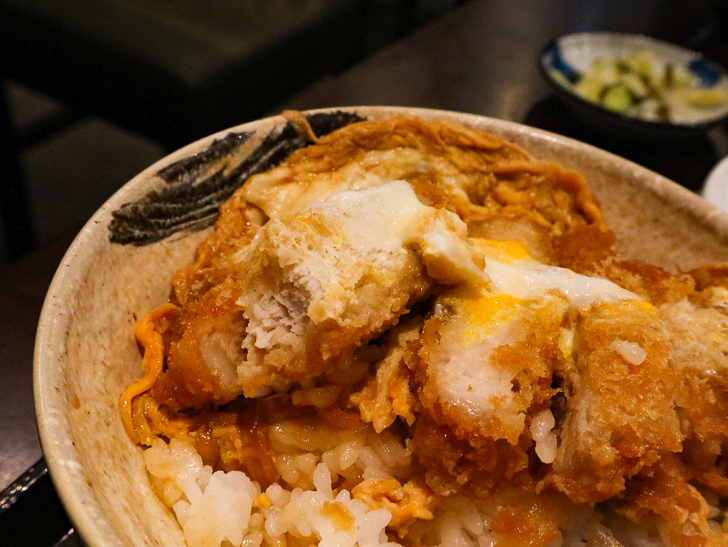 ミニカツ丼：肉がちゃんと厚い