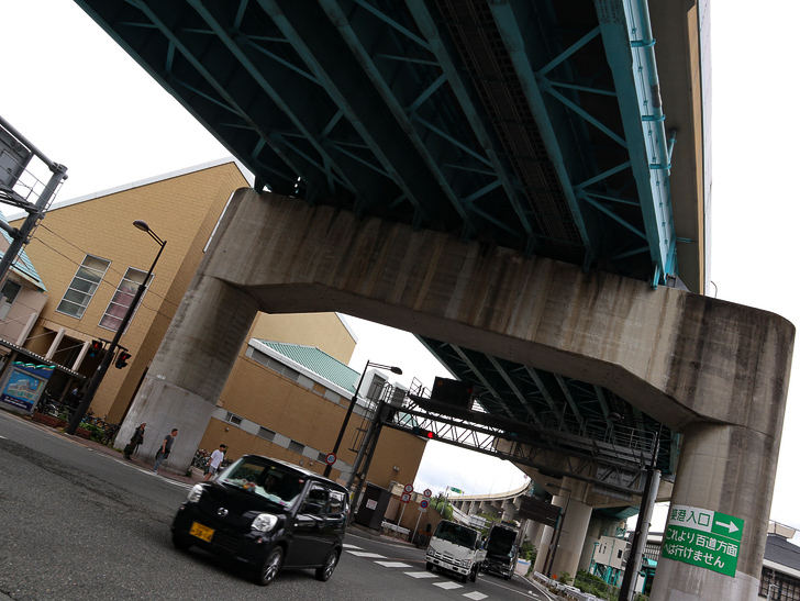 【ベイサイドプレイス博多（昼）】を思う存分満喫！： 高架下