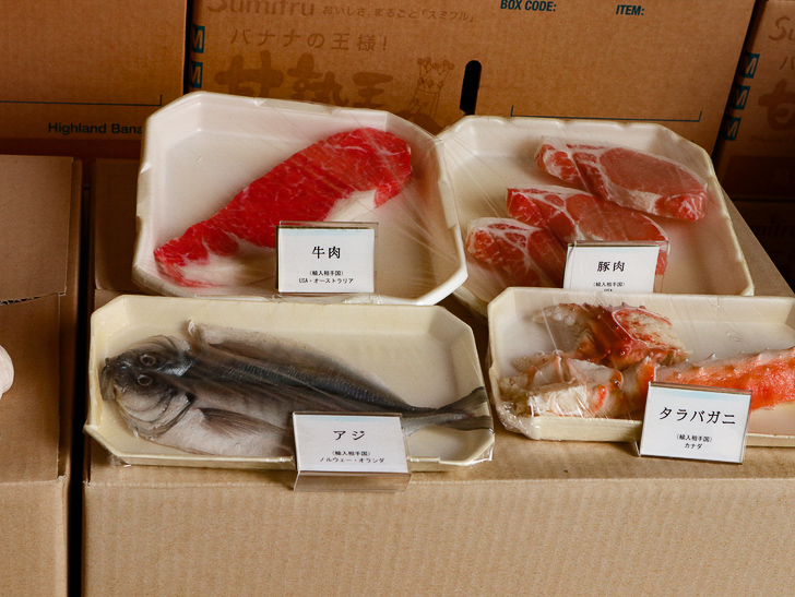 【ベイサイドプレイス博多（昼）】を思う存分満喫！： 博多ポートタワー段ボールの上に雑に並べられた食材のサンプル