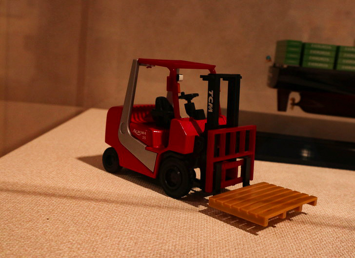 【ベイサイドプレイス博多（昼）】を思う存分満喫！： 博多ポートタワー：働く車（フォークリフト）