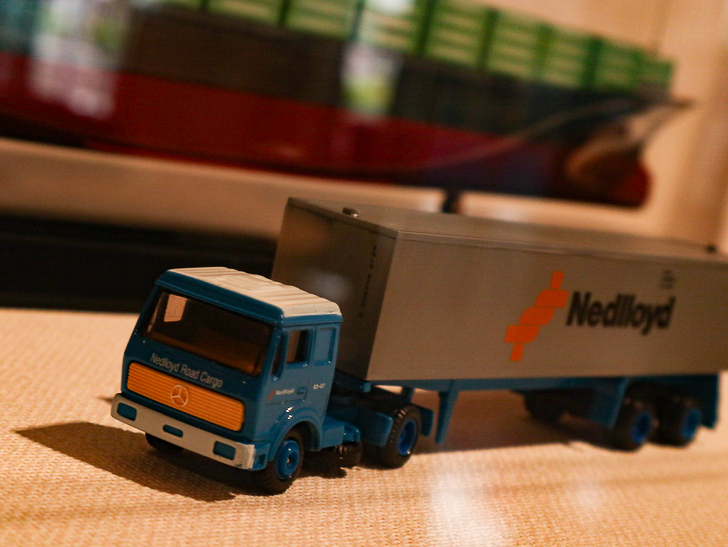 【ベイサイドプレイス博多（昼）】を思う存分満喫！： 博多ポートタワー：働く車（トラック）