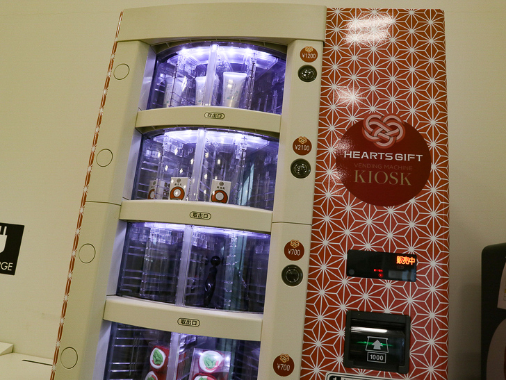 【博多区沖浜町】海に面した不思議なエリアを散歩： ハーバーシティ：お土産を販売してる自販機